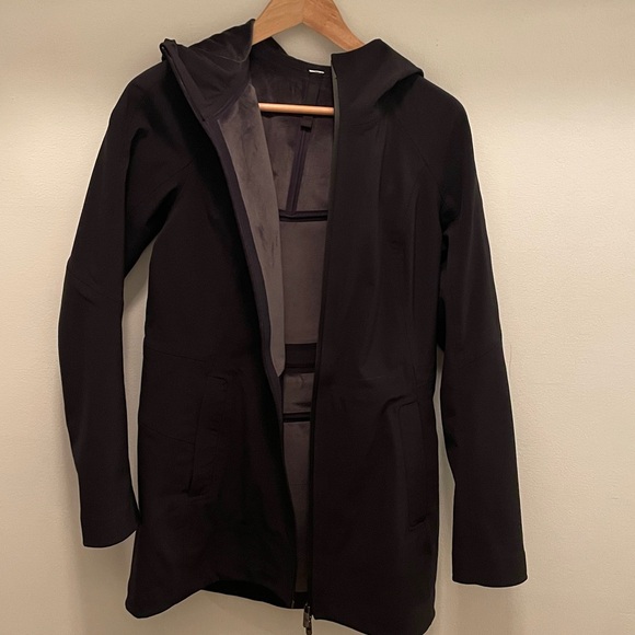 Lululemon RepelShell rain jacket. Black. Size 6. - Picture 8 of 13